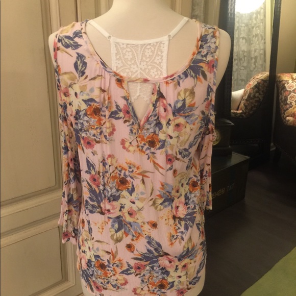 Gypsies & Moondust cold shoulder top. - Picture 2 of 2